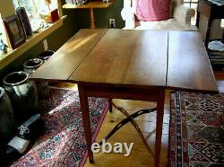 18th/19th CENTURY NEW ENGLAND PEMBROKE TABLE