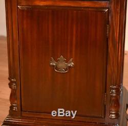 1910s pair of English Chippendale mahogany nightstands bed side tables