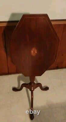 1920s American Chippendale Mahogany Tilt-Top Table With Maple Marquetry. BEAUTIFUL