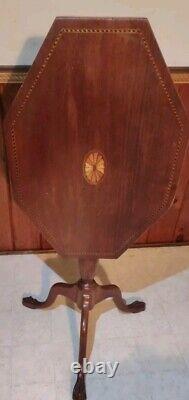 1920s American Chippendale Mahogany Tilt-Top Table With Maple Marquetry. BEAUTIFUL