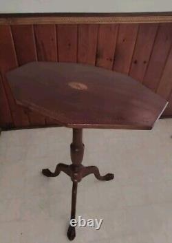 1920s American Chippendale Mahogany Tilt-Top Table With Maple Marquetry. BEAUTIFUL