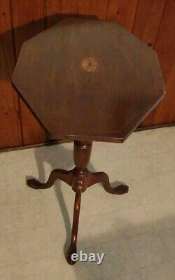 1920s American Chippendale Mahogany Tilt-Top Table With Maple Marquetry. BEAUTIFUL