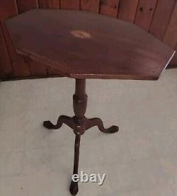 1920s American Chippendale Mahogany Tilt-Top Table With Maple Marquetry. BEAUTIFUL