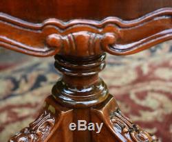 1940s English Chippendale Mahogany Pie Crust Tilt Table / Side table / End table