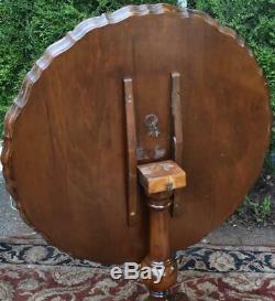 1940s English Chippendale Mahogany Pie Crust Tilt Table / Side table / End table