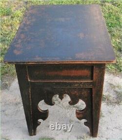 19thc New Hampshire Chippendale Chinoiserie Folk Art table Original dry paint
