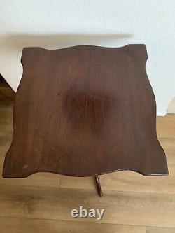 ANTIQUE CHIPPENDALE Or Federal TILT TOP CANDLE TABLE CUTE