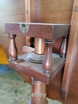 Antique Chippendale Mahogany Piecrust Tilt-Top Table