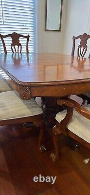 BEAUTIFUL Mahogany Chippendale Dining Table (6 Chairs)