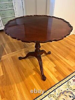 Baker Historic Charleston Carved Chippendale Hahogany Pie Crust Tilt Top Table