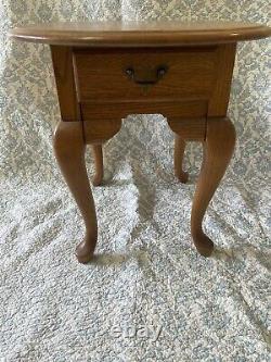 Broyhill Queen Anne Oak Wood Oval End Table with Chippendale Influence Excellent