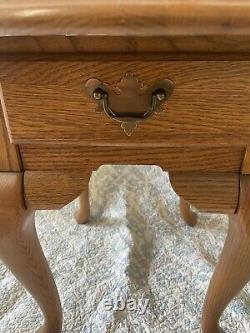 Broyhill Queen Anne Oak Wood Oval End Table with Chippendale Influence Excellent