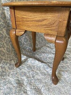 Broyhill Queen Anne Oak Wood Oval End Table with Chippendale Influence Excellent