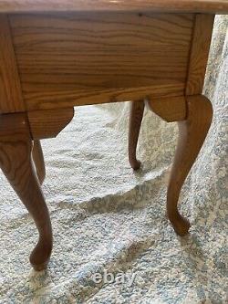 Broyhill Queen Anne Oak Wood Oval End Table with Chippendale Influence Excellent