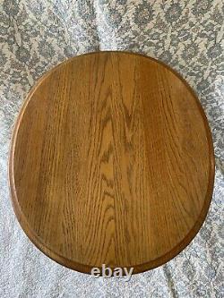 Broyhill Queen Anne Oak Wood Oval End Table with Chippendale Influence Excellent