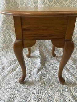 Broyhill Queen Anne Oak Wood Oval End Table with Chippendale Influence Excellent