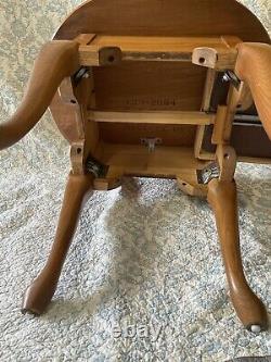 Broyhill Queen Anne Oak Wood Oval End Table with Chippendale Influence Excellent