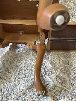 Broyhill Queen Anne Oak Wood Oval End Table with Chippendale Influence Excellent