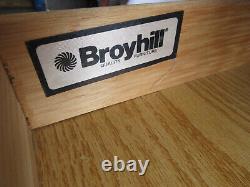 Broyhill Round Oval Queen Anne End Table Oak Wood Chippendale GUC