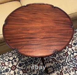 Round Mahogany Scalloped Edge Pie Crust Pedestal Table c1930