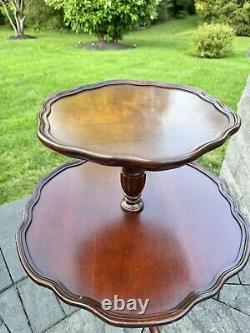 VTG Chippendale Style 2 Tier Pie Crust Carved mahogany Table Claw Foot 30x23