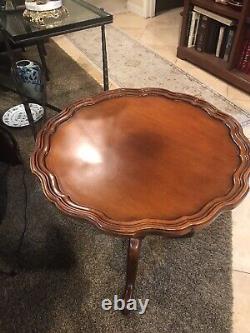 Vintage Drexel Heritage 18th Century Round Mahogany Thick Pie Crust Top Table
