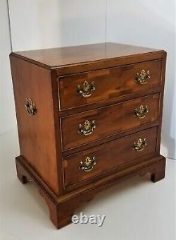 Vintage Mt. Airy Georgian Yew Wood Bachelor Chest Nightstand Lamp Table Ex Cond