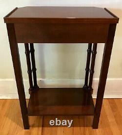 Vintage Regency Faux Bamboo Chippendale Bedside Accent / Side Table
