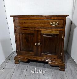 Vintage Stickley Chippendale Style Cherry 2-Door 1-Drawer Nightstand End Table