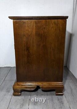 Vintage Stickley Chippendale Style Cherry 2-Door 1-Drawer Nightstand End Table