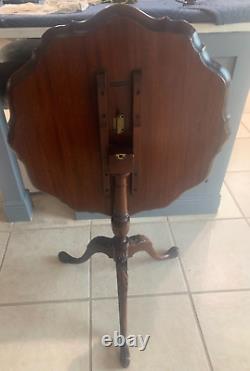 Vintage Weiman Chippendale Style Mahogany Pie Crust Tilt Top Accent Table