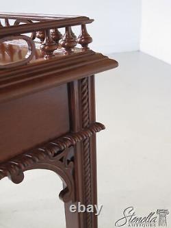 22488/22489 Paire de nouvelles tables d'appoint en acajou de style Chippendale avec galerie supérieure