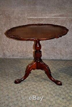 Acajou Antique Sculpté Style Chippendale Tilt Top Table