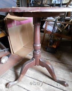 Antique 18e Century Chipendale Walnut Tilt Top Tea Table