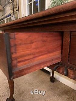 Antique 20e Siècle Chicago Public Library Style Chippendale Table (bureau)