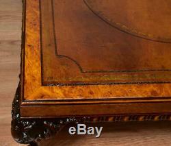 Antique Anglais 1910s Chippendale Ronce De Noyer En Cuir Top Table Basse