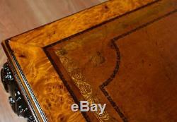Antique Anglais 1910s Chippendale Ronce De Noyer En Cuir Top Table Basse