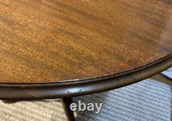 Antique Johnson Handley Johnson Walnut Tilt Top Acanthus Cravate Pied Table
