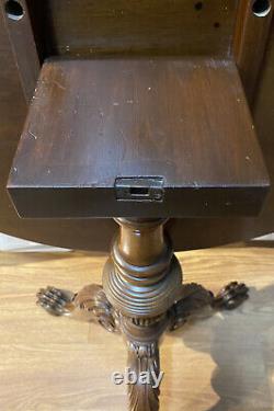 Antique Johnson Handley Johnson Walnut Tilt Top Acanthus Cravate Pied Table