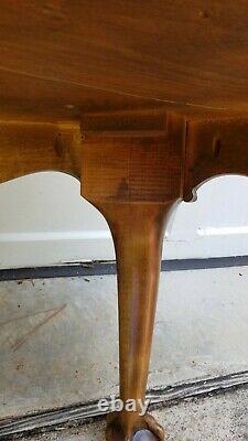 Baker Co. Chippendale Style Walnut Ball & Claw 42 X 30 Oval Top Table Basse