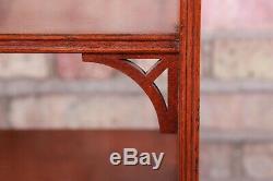 Baker Furniture Charleston Historique En Acajou Sculpté À Quatre Niveaux Ou Tableau Étagère