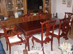Belle table à manger en acajou Chippendale vintage avec 8 chaises
