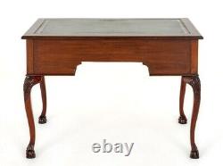 Bureau Chippendale en acajou Table d'écriture avec pieds en forme de boule et de griffe