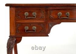 Bureau Chippendale en acajou Table d'écriture avec pieds en forme de boule et de griffe