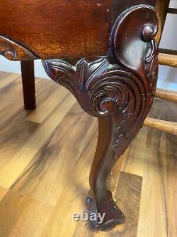 Chaise À Haute Face De Style Antique Chippendale Sculptée En Acajou