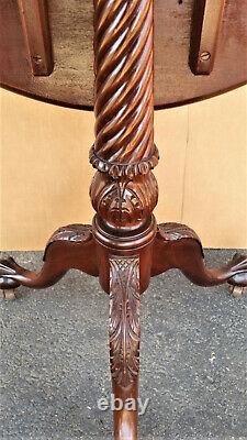 Chippendale Style Tilt Top Table Post War 2, Pieds De Griffe Sculptés W Roues Mahogany