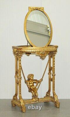 Circa 1920 Gold Giltwood Table Occasionnelle Avec Mirror Top & Cherub Putti Swing