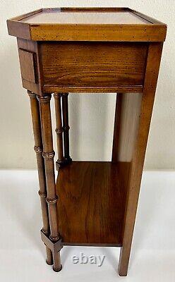 Collection Ambassade Brandt - Table de chevet / table d'appoint en noyer à motif bambou de style Régence.