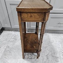 Collection Ambassade de Brandt - Table de chevet / table d'appoint en faux bambou noyer de style Régence