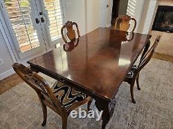 Collection Chippendale Claridge du siècle Table de salle à manger avec pieds de balle et de griffe et 6 chaises